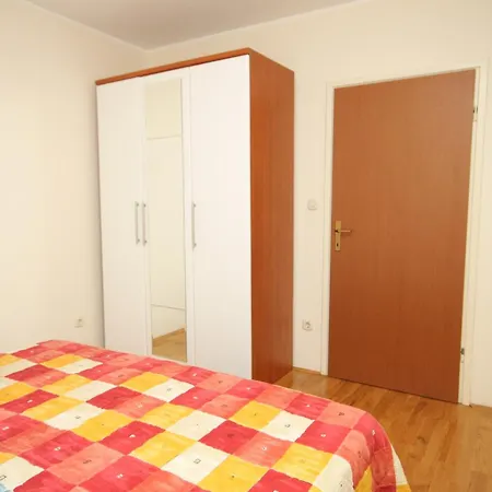 With A Parking Space Novigrad - 7049 Apartment